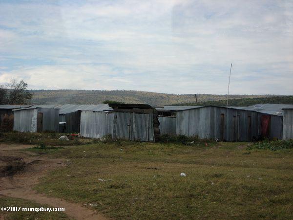 Nueva Maasai cabañas están construidas de corregated de metal