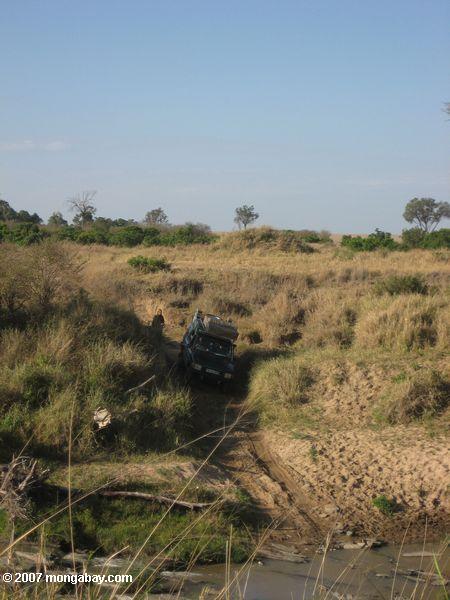 Sport Utility транспортным средством пропускные река в Африке