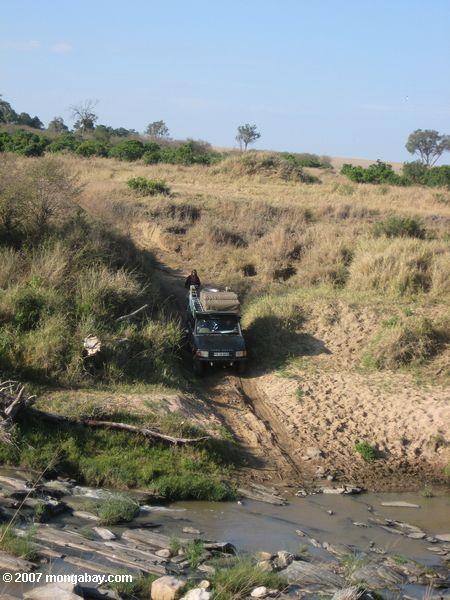 Véhicule traversant une rivière en Afrique