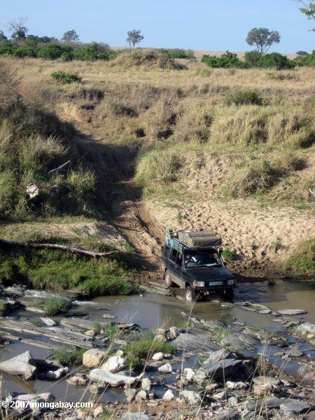 SUVのアフリカでは川を渡る