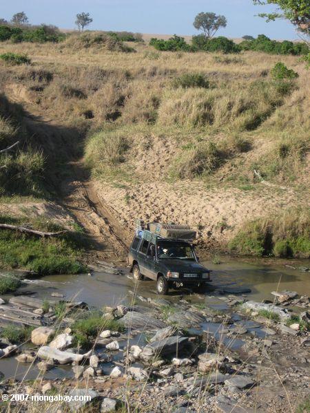 Camiones cruzar un río en África