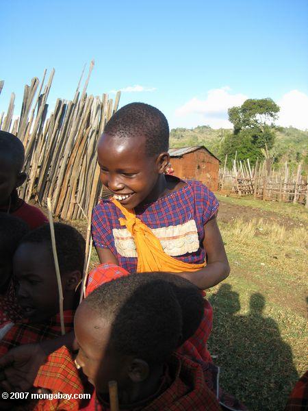 детей в loita-purko деревне недалеко loita холмы