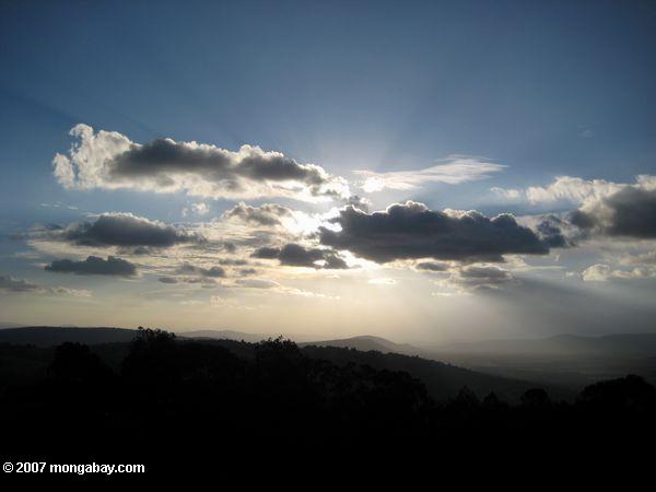 La puesta del sol sobre Loita área en Kenya