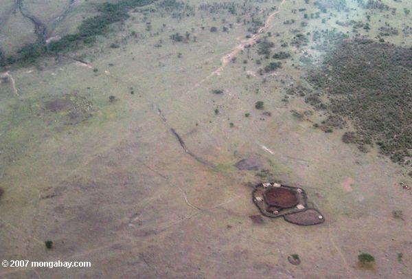 Massai manyatta von der Luft aus gesehen
