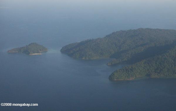 Île au large de Bornéo