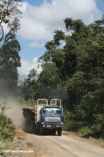 トラックは、マレーシアの熱帯雨林の伐採木材を運ぶ