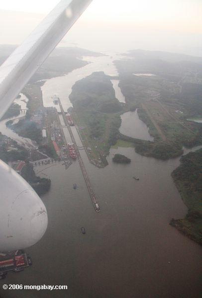 Flugzeugansicht der Miraflores Verriegelung auf dem Panamakanal-