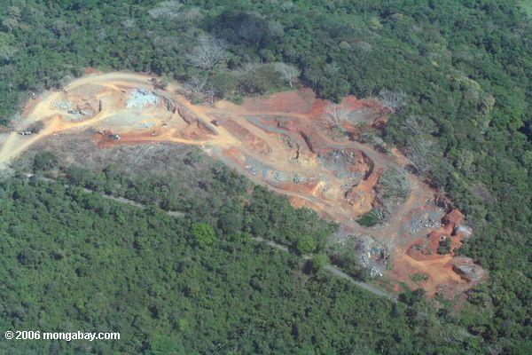 Tagebaugrube in Panama, wie von einem Flugzeug gesehen