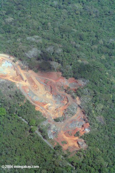 Luftaufnahme einer Tagebaugrube in Panama