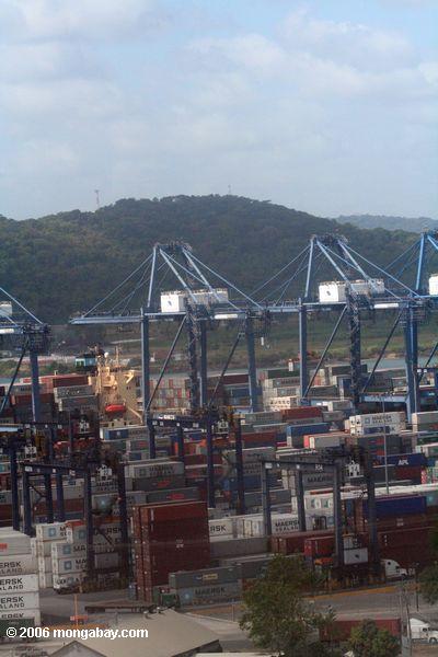 Staplungsversandbehälter entlang dem Panamakanal-