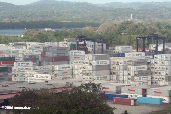 Maersk Sealand Versandbehälter entlang dem Panamakanal