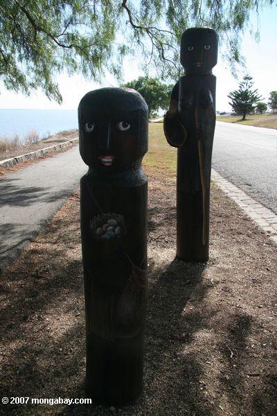 Os sculptures de madeira aproximam a estrada grande do oceano