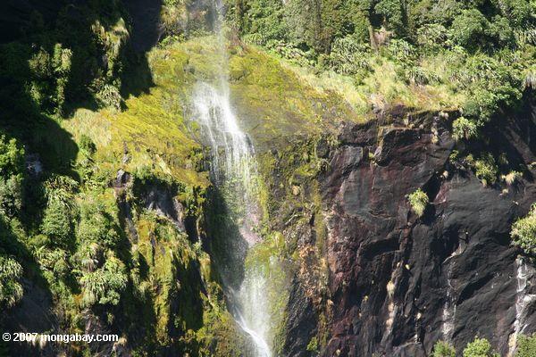 Радуга и водопады в milford звук
