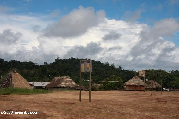 Basketball / terrain de volley-ball en Kwamalasamutu