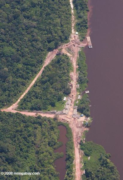 で、伐採作業の空中写真スリナム