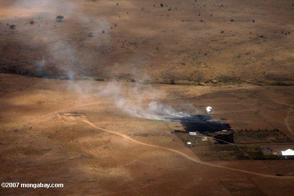 Vista aérea de la quema de pastizales en Tanzania