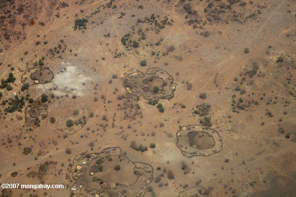 Luftbild der Massai Dörfer