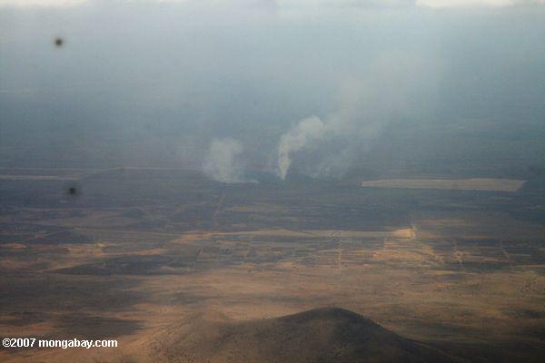 Luftbild der landwirtschaftlichen Feuer in Tansania