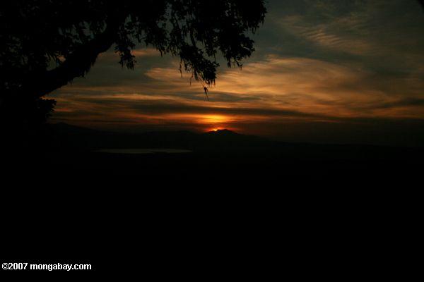 La puesta del sol sobre el Ngorongoro Crater