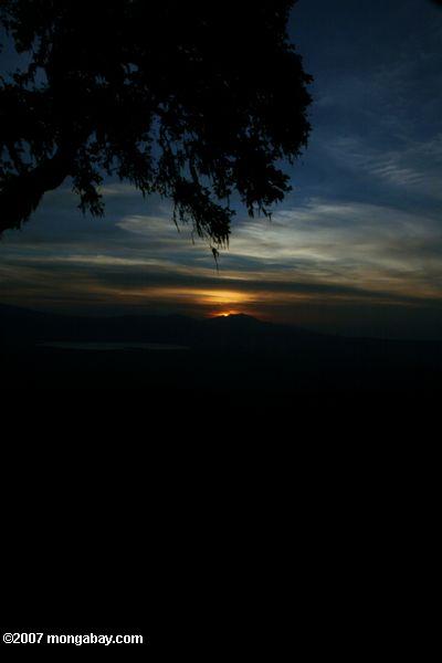 La puesta del sol sobre el Ngorongoro Crater