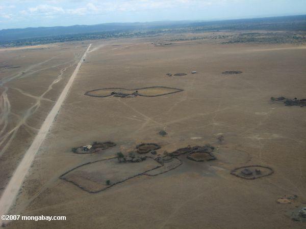 Maasai Siedlung wie aus einem Flugzeug