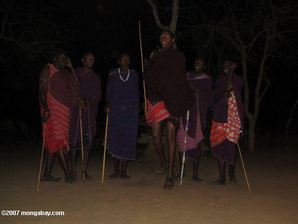 Adumu, einem traditionellen Tanz Massai