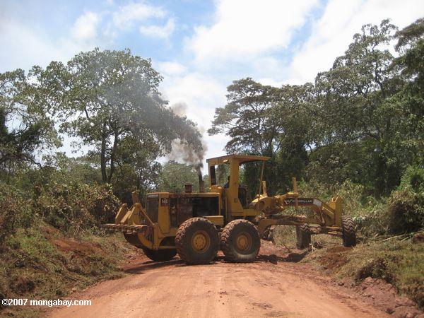 アフリカの道路を建設トラクター