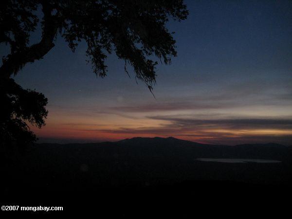 Закат над ngorongoro кратер