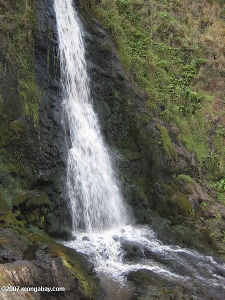 Munge Fluss als Wasserfall fließt aus Olmoti Krater