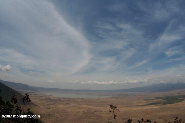 Panoramablick auf Ngorogoro Caldera mit Lake Magadi und eine Fläche von Feuchtgebieten