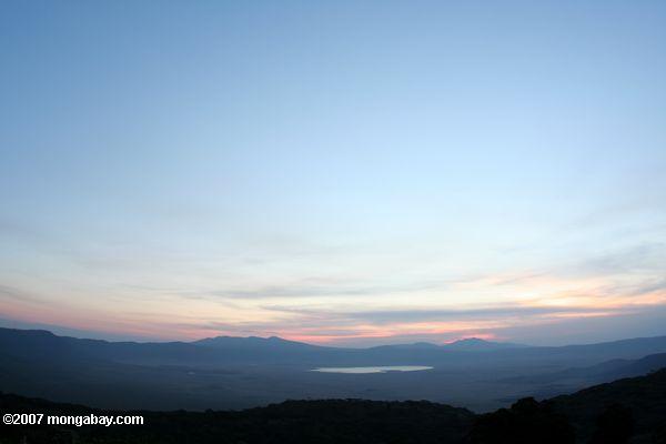 La puesta del sol sobre el cráter Ngorongoro