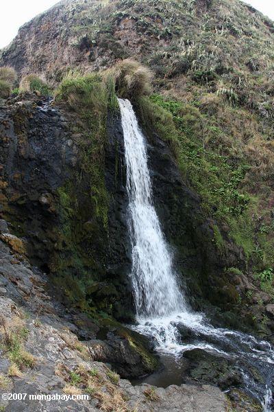 Munge cascada río que fluye fuera del Olmoti Crater