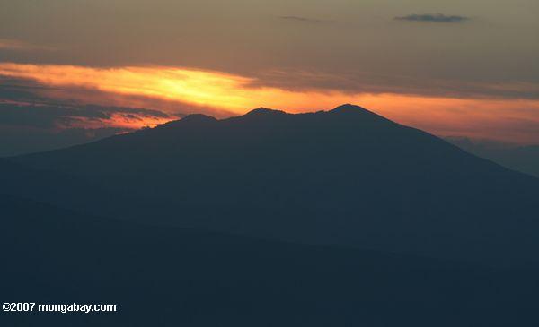 La puesta del sol sobre el cráter Ngorongoro